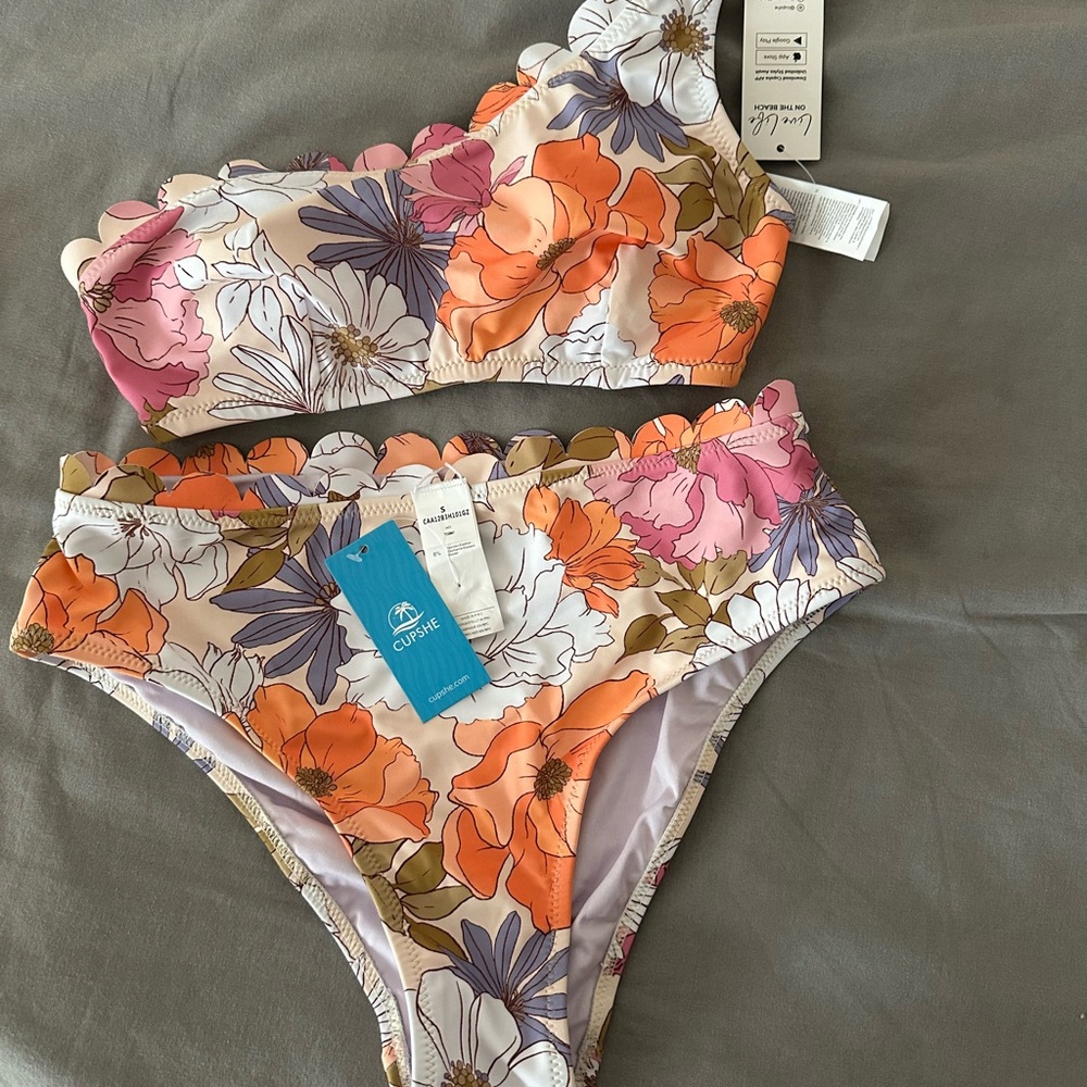 Cupshe Scalloped Floral Bikini